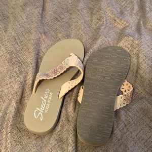 Pink Skecher flip flops womens size 10